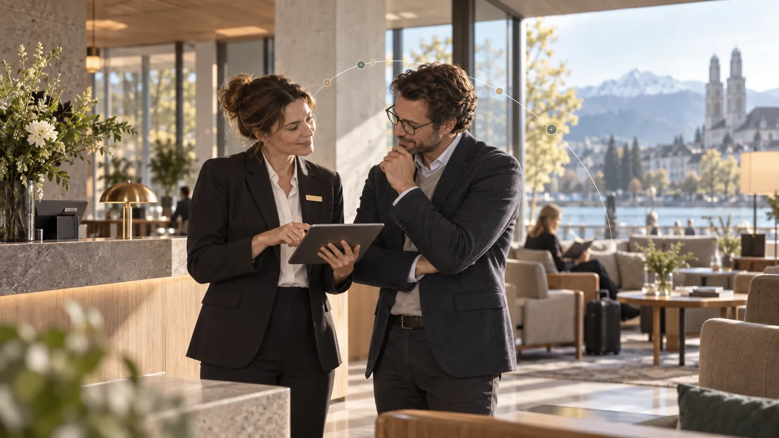 Empfangsbereich einer Hotellobby mit Tablet